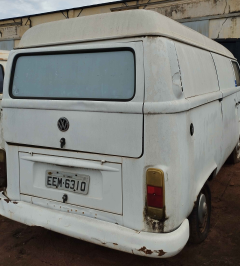 CAMINHONETE VOLKSWAGEN KOMBI FURGAO 2008/2009 USADO, PLACAS/SP EEM6310, BRANCA, CHASSI 9BWNF07X69P013126, RENAVAM 009888///75705/Sucata com reaproveitamento de peças. Nos termos dos itens 3.14, 4.1.2 e 10.1.9 do edital, veículo destinado exclusivamente a empresas registradas em situação regular perante os órgãos de trânsito de seus respectivos estados ou do Distrito Federal para efetivamente praticar as atividades de desmontagem de veículos, nos termos da Lei nº 12.977/2014 e da Resolução Contran nº 611/2016, sob pena das sanções de que trata o item 11 do edital.